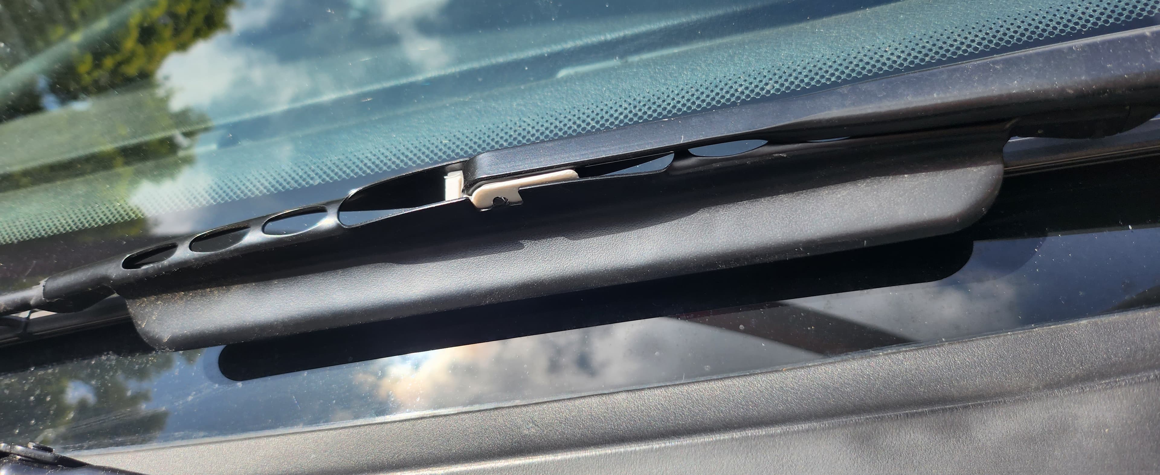 Wiper clip — image 1 of 1