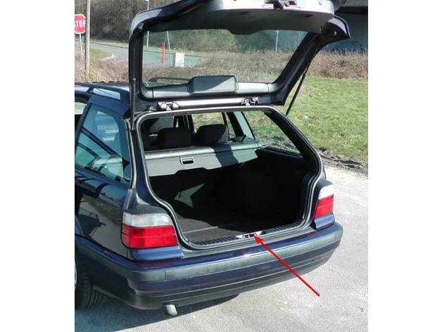 Touring Tailgate-Trim Retainer